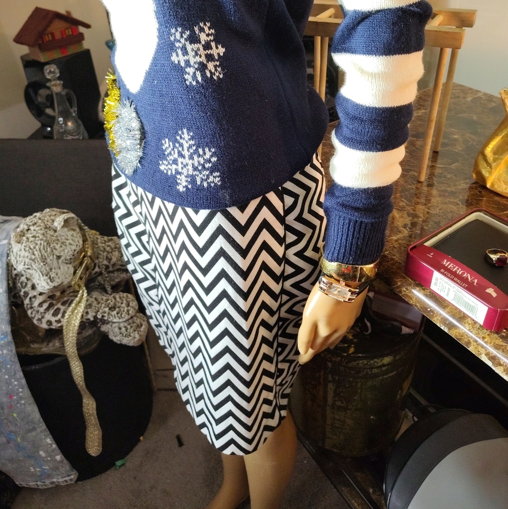 H&M | Black & White Chevron Bodycon Pencil Skirt — Modern-Retro Statement Piece